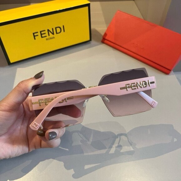 FENDI FF Logo Oversize Sunglasses - Picture 5 of 9